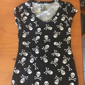 Small V neck black & white skull T shirt.